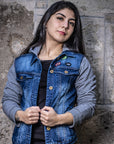 Chamarra de mezclilla stretch con mangas y gorro de tela para mujer