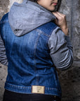 Chamarra de mezclilla stretch con mangas y gorro de tela para mujer