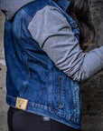 Chamarra de mezclilla stretch con mangas y gorro de tela para mujer