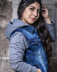 Chamarra de mezclilla stretch con mangas y gorro de tela para mujer