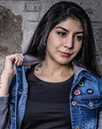 Chamarra de mezclilla stretch con mangas y gorro de tela para mujer