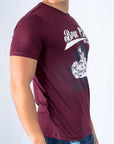 Imagen de lado playera cuello redondo con diseño de moto color vino marca Bros Club
