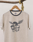 Playera de hombre con diseño de casco con alas