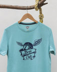 Playera de hombre con diseño de casco con alas