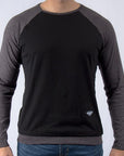 Imagen de frente playera de manga larga con cuello redondo color negro con gris oxford marca Bros Club