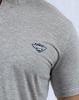 Imagen de acercamiento a playera de botones color crema marca Bros Club