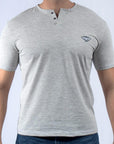 Imagen de frente playera de botones color crema marca Bros Club
