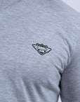 Imagen de acercamiento a playera de botones color gris marca Bros Club