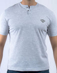 Imagen de frente playera de botones color gris marca Bros Club