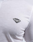 Imagen de acercamiento a playera de botones color blanco marca Bros Club