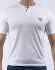Imagen de frente playera de botones color blanco marca Bros Club