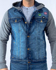 Imagen de frente chamarra cerrada de jeans con gorro y mangas de tela marca Bros Club para hombre.