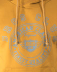 Imagen de acercamiento a sudadera cerrada con estampado color mostaza para hombre marca Bros Club