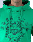 Imagen de acercamiento a sudadera cerrada con estampado color verde para hombre marca Bros Club