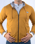 Imagen de frente sudadera con cierre y gorro de hombre color mostaza marca Bros Club