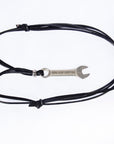 Imagen de cerca de collar de llave con cadenas