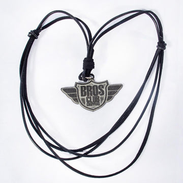 Imagen de collar alas Bros con cordón de piel negra