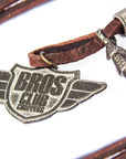 Imagen de cerca de collar alas Bros con cordón de piel café