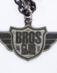 Imagen de cerca de collar alas Bros con cordón de cadenas