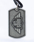 Imagen de cerca collar placa con cordón de piel negra