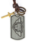 Imagen de cerca collar placa con cordón de piel café