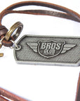 Imagen de collar placa con cordón de piel café