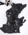 Imagen de cerca collar Jargen con cordón de piel negra