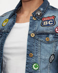 Imagen de cerca de chamarra personalizada con parches.