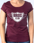 Imagen de frente playera cuello redondo con logo Bros Club color vino para mujer marca Bros Club