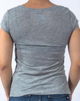 Imagen trasera de playera cuello redondo con logo classic color gris para mujer marca Bros Club