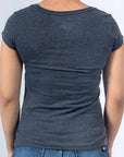 Imagen trasera de playera cuello redondo con logo classic color gris oxford para mujer marca Bros Club
