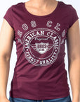 Imagen de frente playera cuello redondo con logo classic color vino para mujer marca Bros Club