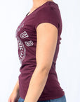 Imagen de lado playera cuello redondo con logo classic color vino para mujer marca Bros Club
