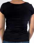 Imagen de espalda playera cuello redondo con diseño de moto color negro para mujer marca Bros Club