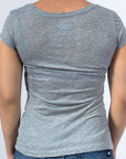 Imagen de espalda playera cuello redondo con diseño de moto color gris para mujer marca Bros Club