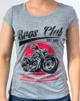 Imagen de frente playera cuello redondo con diseño de moto color gris para mujer marca Bros Club