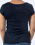 Imagen de espalda playera cuello redondo con diseño de moto color marino para mujer marca Bros Club
