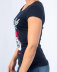 Imagen de lado playera cuello redondo con diseño de moto color marino para mujer marca Bros Club