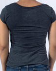 Imagen de espalda playera cuello redondo con diseño de moto color oxford para mujer marca Bros Club