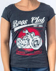 Imagen de frente playera cuello redondo con diseño de moto color oxford para mujer marca Bros Club