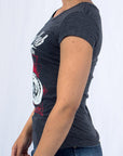 Imagen de lado playera cuello redondo con diseño de moto color oxford para mujer marca Bros Club