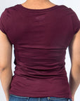 Imagen de espalda playera cuello redondo con diseño de moto color vino para mujer marca Bros Club