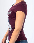 Imagen de lado playera cuello redondo con diseño de moto color vino para mujer marca Bros Club