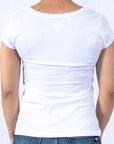 Imagen de espalda playera cuello redondo con diseño de moto color blanco para mujer marca Bros Club