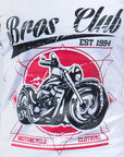 Imagen de acercamiento a playera cuello redondo con diseño de moto color blanco para mujer marca Bros Club