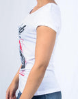 Imagen de lado playera cuello redondo con diseño de moto color blanco para mujer marca Bros Club