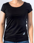 Imagen de frente playera cuello redondo lisa color negro para mujer marca Bros Club