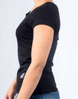 Imagen de lado playera cuello redondo lisa color negro para mujer marca Bros Club