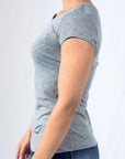 Imagen de lado playera cuello redondo lisa color gris para mujer marca Bros Club