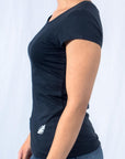 Imagen de lado playera cuello redondo lisa color marino para mujer marca Bros Club